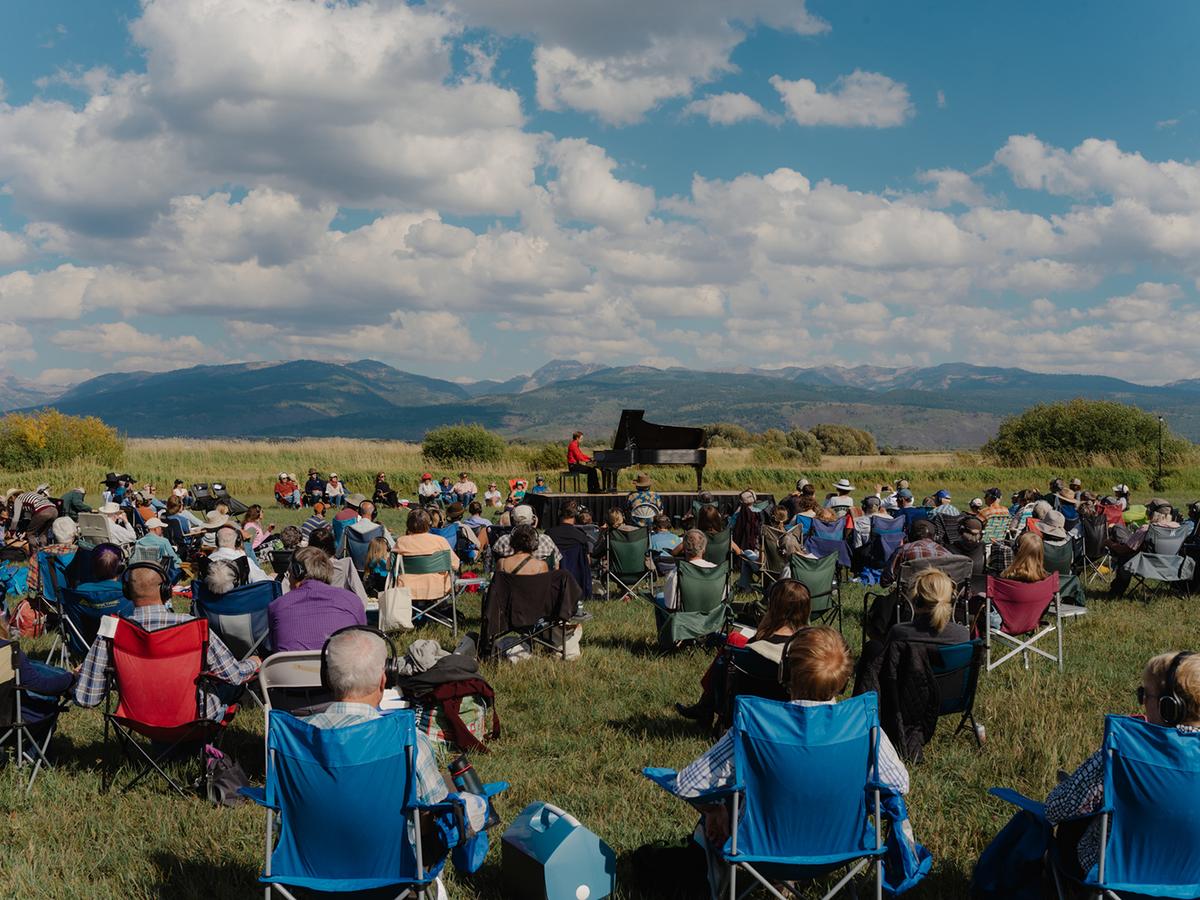 Hunter Noack performing at Fox Creek Ranch in Carmel Valley, Calif. (Arthur Hitchcock/<a href="https://www.inalandscape.org/" target="_blank" rel="nofollow noopener">In a Landscape</a>)