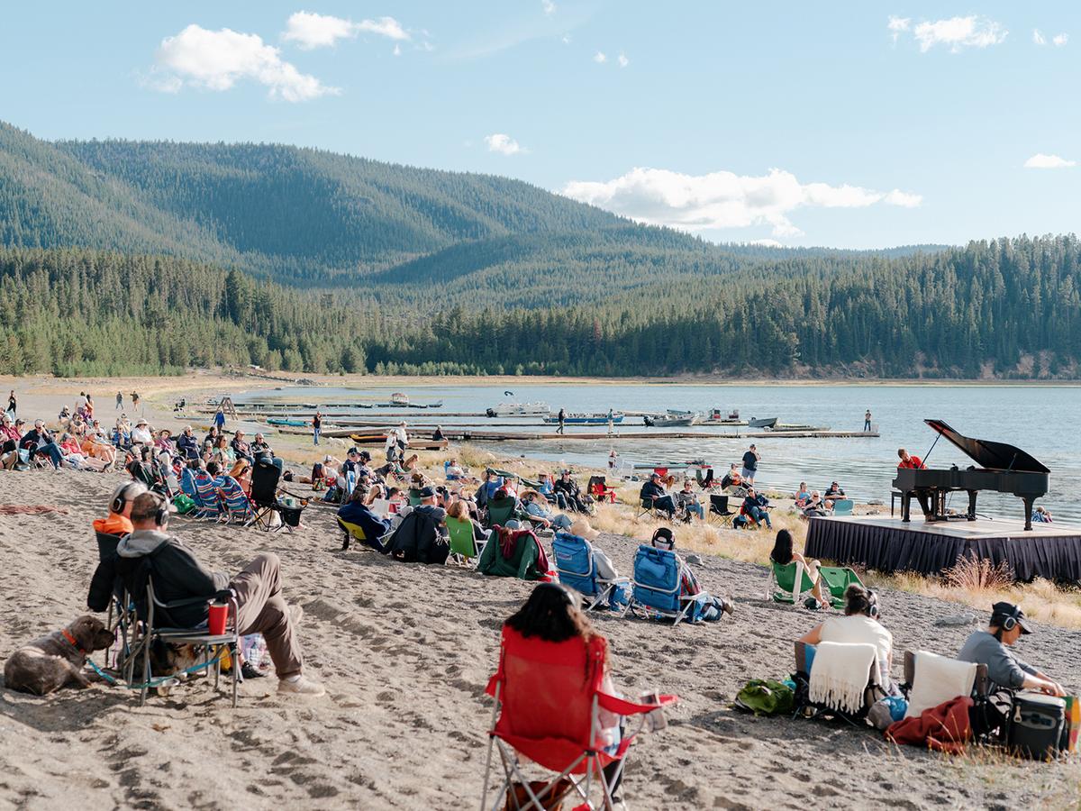 Hunter Noack performing at East Lake Resort in La Pine, Ore. (Arthur Hitchcock/<a href="https://www.inalandscape.org/" target="_blank" rel="nofollow noopener">In a Landscape</a>)