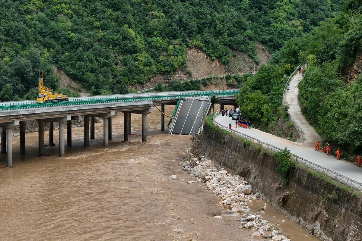 Partial Collapse of Highway Bridge in China Kills at Least 15