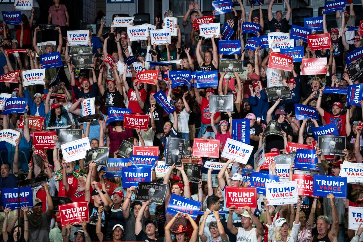Supporters of former President Donald Trump wait for him to arrive at the Van Andel Arena in Grand Rapids, Mich., on July 20, 2024. (Madalina Vasiliu/The Epoch Times)