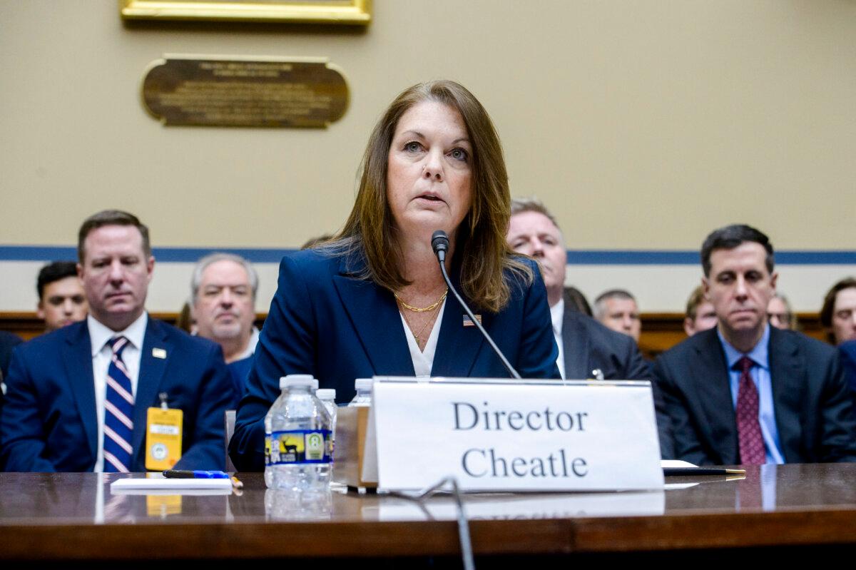 House Votes Unanimously to Form Task Force to Investigate Trump Assassination Attempt | USNN World News U.S. Secret Service Director Kimberly Cheatle testifies before the House Oversight and Accountability Committee about the attempted assassination of former President Donald Trump at a campaign event in Pennsylvania, at the Capitol in Washington, Monday, July 22, 2024. (AP Photo/Rod Lamkey, Jr.)