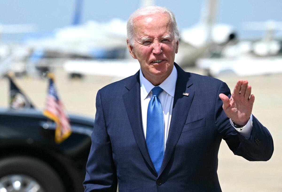 Biden Addresses Nation From Oval Office to Explain Why He Quit 2024 Race | USNN World News President Joe Biden speaks to reporters as he arrives at Joint Base Andrews in Maryland on July 23, 2024. (Saul Loeb/AFP via Getty Images)