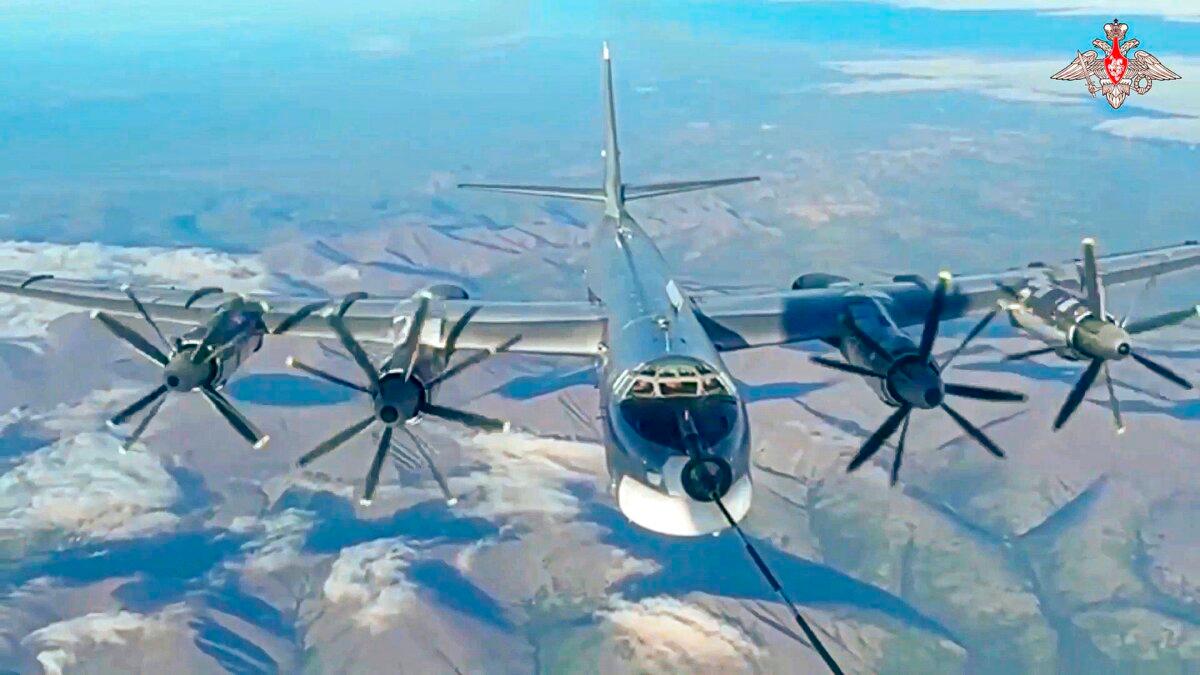 Russian and Chinese Military Planes Intercepted in Alaska Air Defense Zone | USNN World News A Tu-95 strategic bomber of the Russian air force is refueled in the air during a joint Russia–China air patrol in a still from a video released on July 25, 2024. (Russian Defense Ministry Press Service via AP)