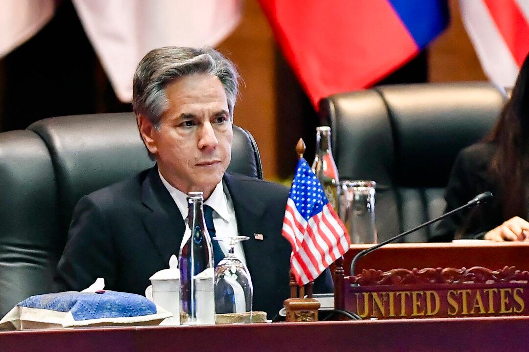 Blinken Raises US Concerns in Talks With China’s Foreign Minister in Laos
