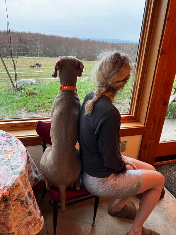 Blue and Nicole watch farm TV. (Courtesy of Eric Lucas)