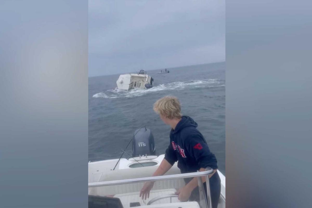 The brothers rush to help the two men in the water after their boat capsized. (Screenshot/Newsflare)