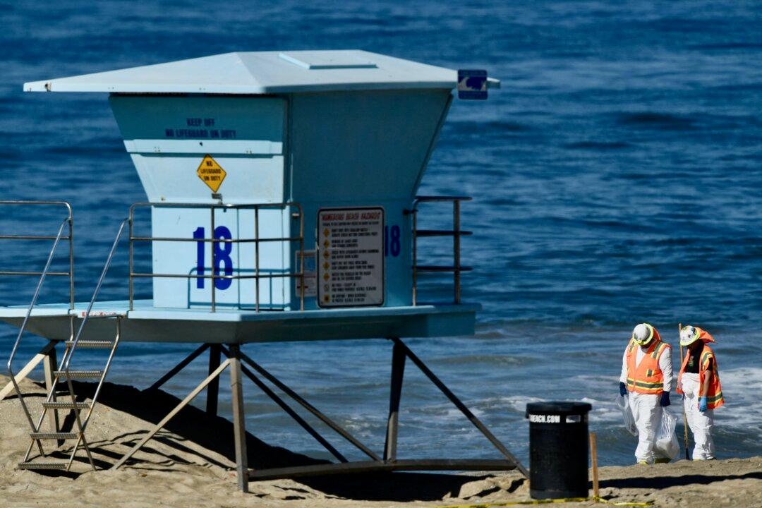 Boat Full of Illegal Immigrants Capsizes Off San Diego Beach