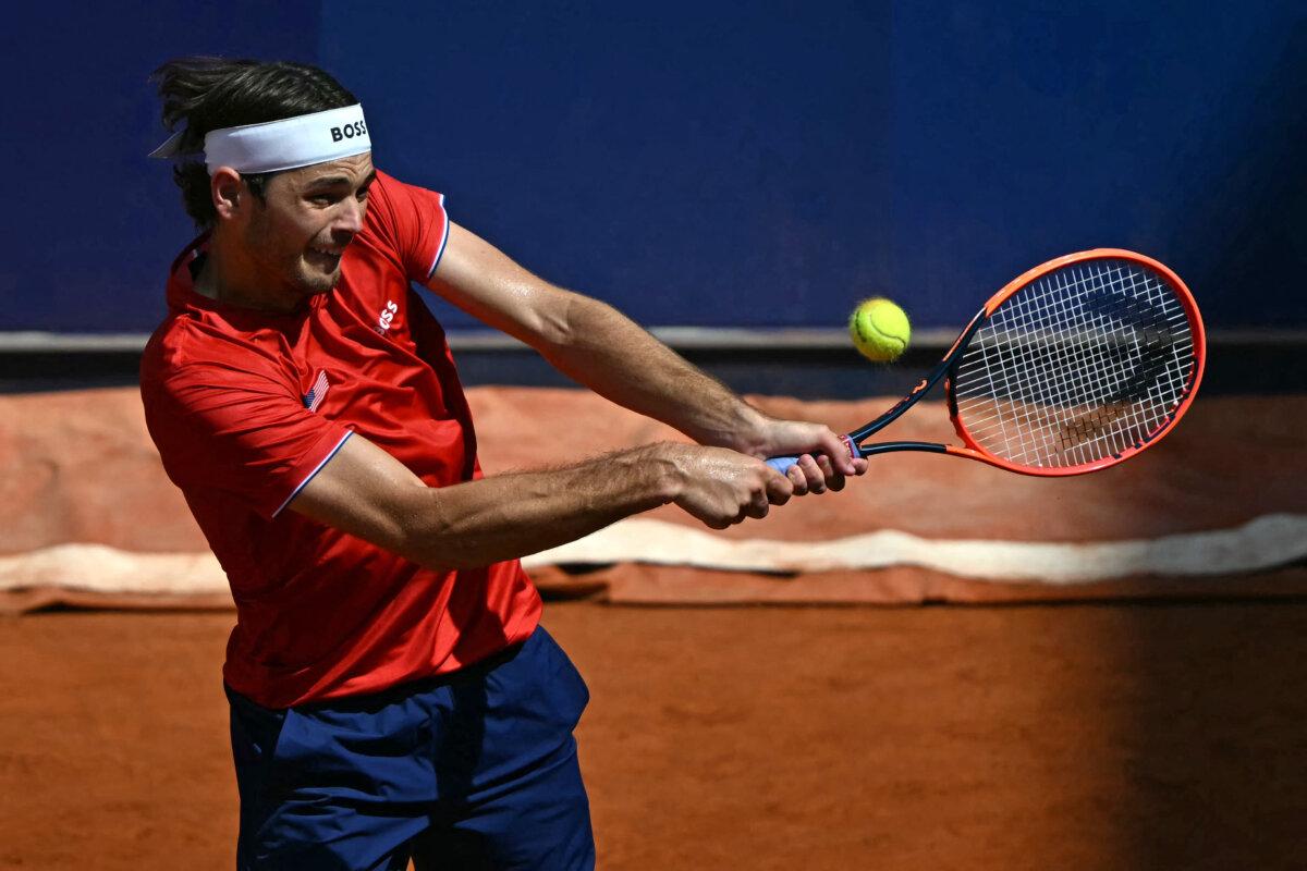 US' Taylor Fritz returns to Britain's Jack Draper during their men's singles second round tennis match on Court Suzanne-Lenglen at the Roland-Garros Stadium during the Paris 2024 Olympic Games, in Paris on July 30, 2024. (Martin Bernetti/AFP via Getty Images)