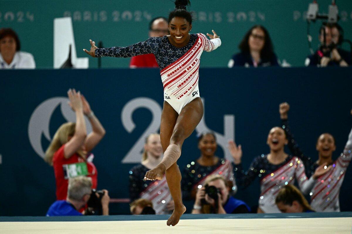 US' Simone Biles competes in the floor exercise event of the artistic gymnastics women's team final during the Paris 2024 Olympic Games at the Bercy Arena in Paris, on July 30, 2024. (Loic Venance / AFP via Getty Images)