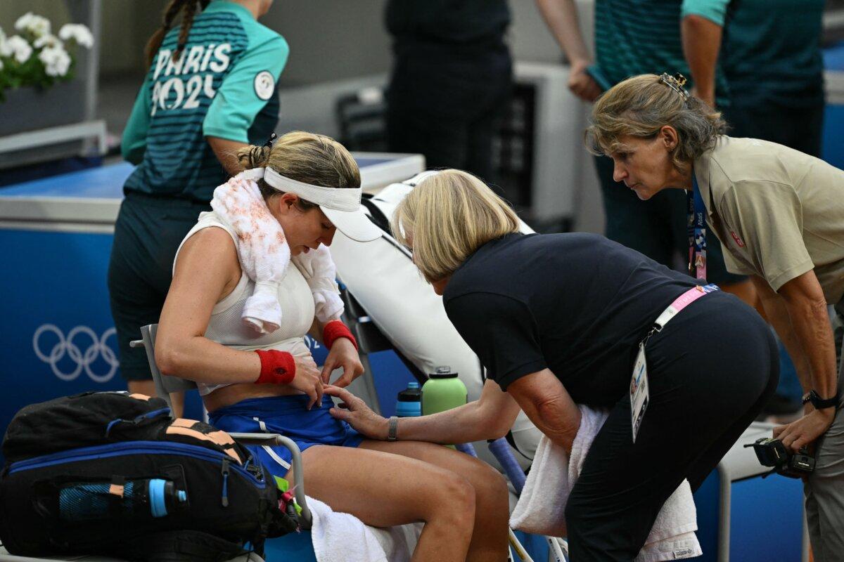 US' Danielle Collins receives medical treatment while playing Poland's Iga Swiatek during their women's singles quarter-final tennis match on Court Suzanne-Lenglen at the Roland-Garros Stadium during the Paris 2024 Olympic Games, in Paris on July 31, 2024. (Patricia De Melo Moreira/ AFP via Getty Images)