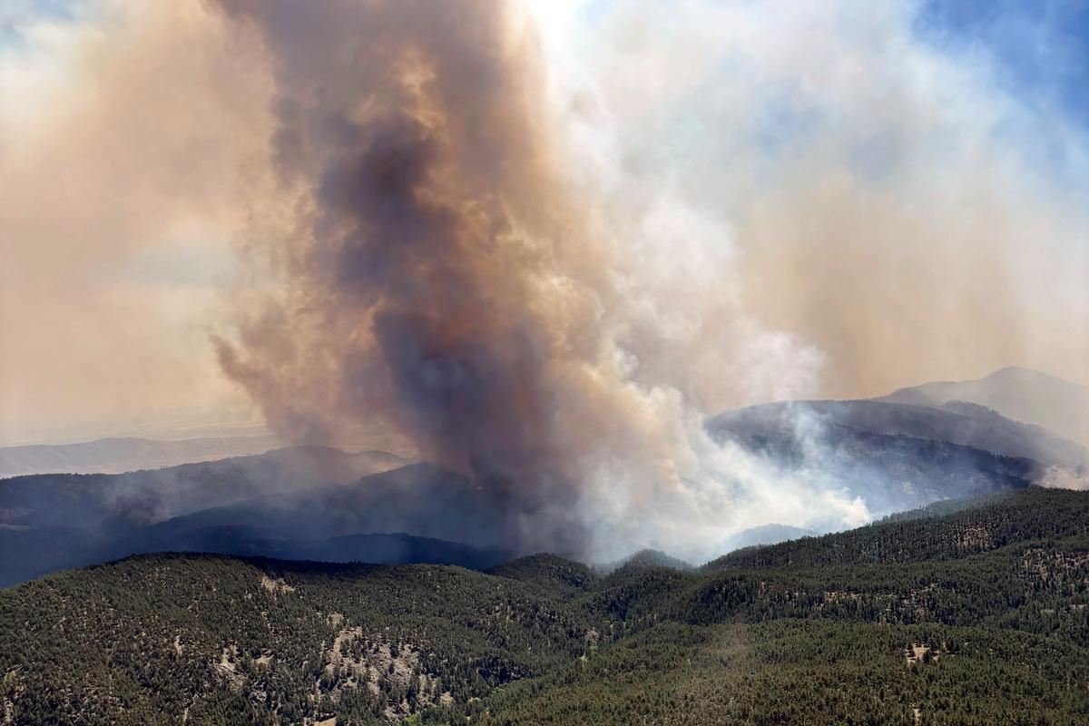 1 Person Killed in Colorado Wildfires as Blazes Torch Large Areas of the US West