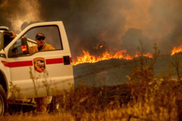 California’s 10 Largest Wildfires and What Caused Them | USNN World News The Ranch Fire, part of the Mendocino Complex Fire, crests a ridge as Battalion Chief Matt Sully directs firefighting operations on High Valley Rd. near Clearlake Oaks, Calif., on Aug. 5, 2018. (Noah Berger/AFP via Getty Images)