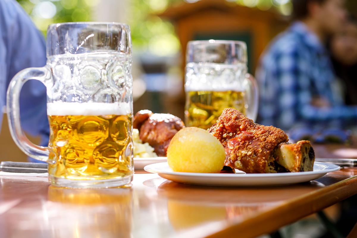 The spot is popular for grabbing beer and typical German pub fare. (Christian Kasper/München Tourismus)