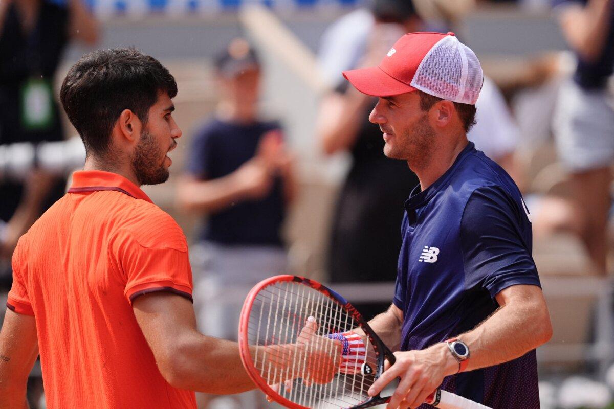 Spain's Carlos Alcaraz (L) shakes hands with US' Tommy Paul (R) after their men's singles quarter-final tennis match on Court Philippe-Chatrier at the Roland-Garros Stadium during the Paris 2024 Olympic Games, in Paris on August 1, 2024. (Dimitar Dilkoff/AFP via Getty Images)