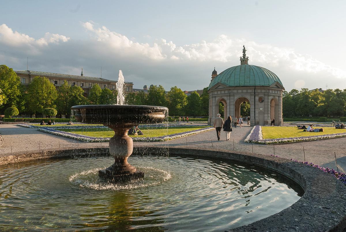 An Italian Renaissance-style garden, the Hofgarten was built during the reign of Duke Maximilian I. (Luis Gervasi/München Tourismus)