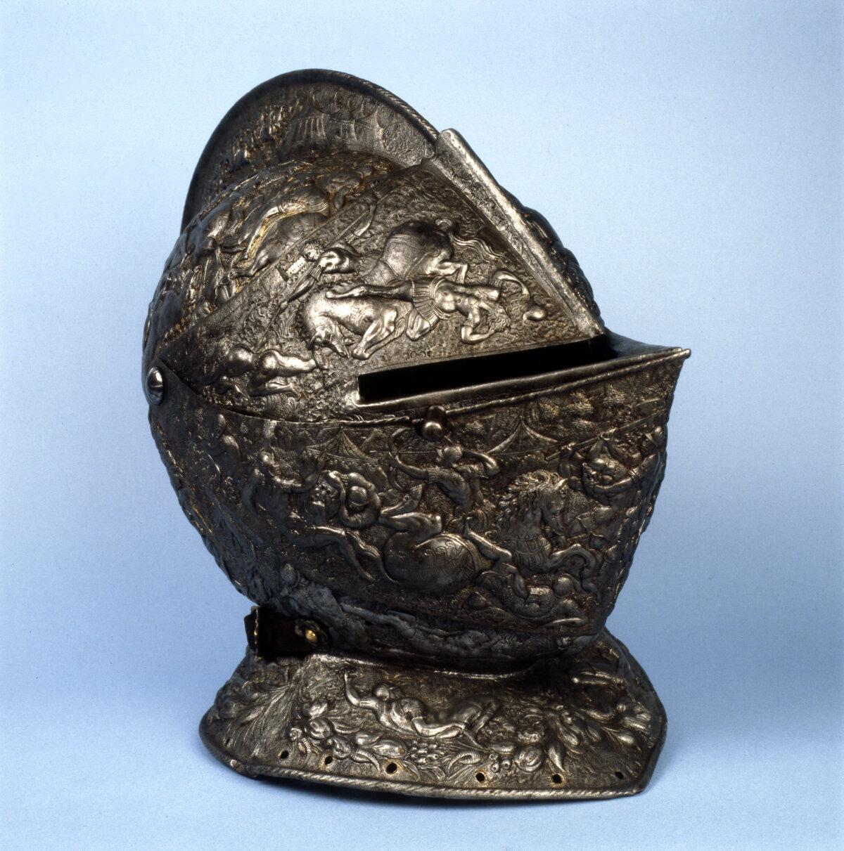 《法國儀式用頭盔》(Ceremonial helmet, France),1575—1585年創作。鋼鐵鏤雕、刻字和鑲嵌。(版權所有Royal Armoury, Royal Museums, Turin/Courtesy of MiC提供)。