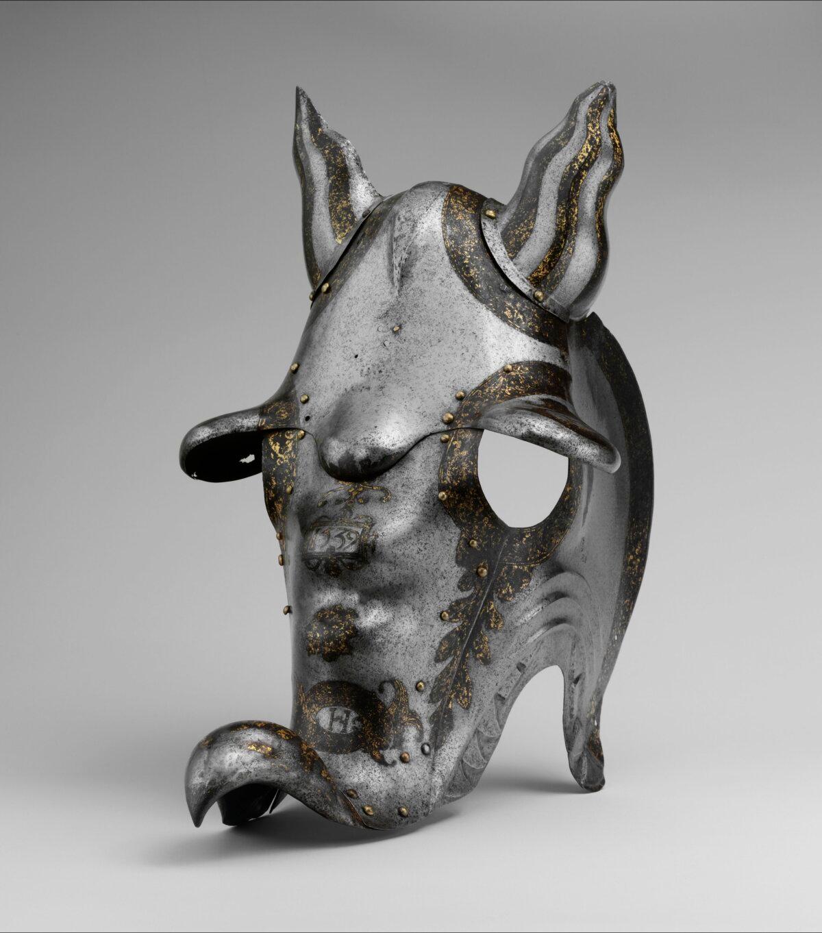 羅曼‧德‧烏爾辛的作品《法國王太子亨利二世的馬面甲》(Shaffron of Dauphin Henry II ),約1490至1500年製作,1539年重新裝飾。 銀、金、黃銅。(版權所有紐約大都會藝術博物館/區 GrandPalaisRMN提供)