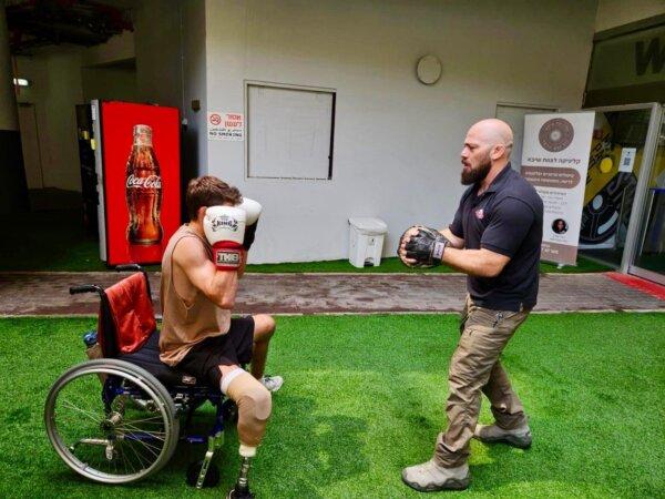 Sagi Dovev trains an IDF reservist recovering from injury. (Sagi Dovev)