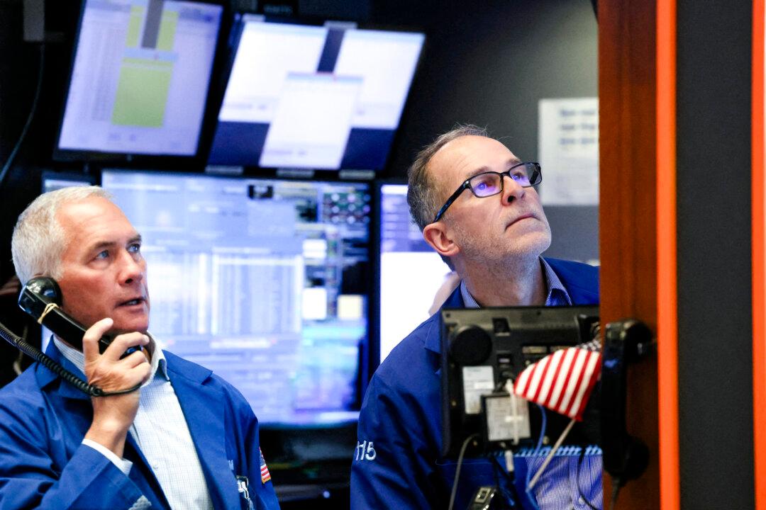 Wall Street Falls as 10-Year Treasury Yield Tops 4 Percent for First Time Since August