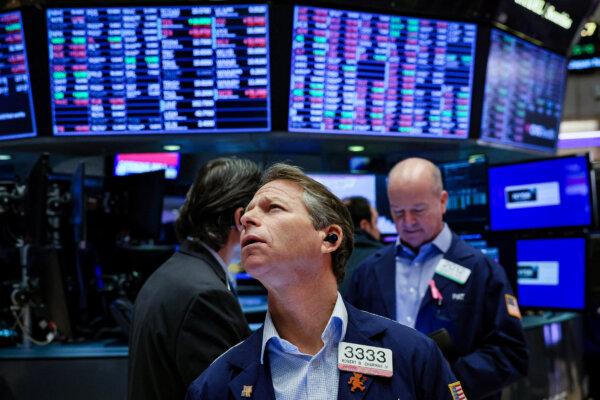 Federal Reserve Gears Up for a Rate Cut—What This Means for Your Money | USNN World News Traders work on the floor at the New York Stock Exchange (NYSE) in New York City, on Jan. 9, 2024. (Brendan McDermid/Reuters)