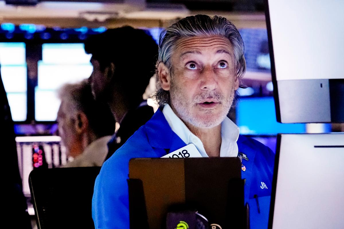 Dow Jones Drops 230 Points Lower as Wall Street Comeback Attempt Fizzles Out