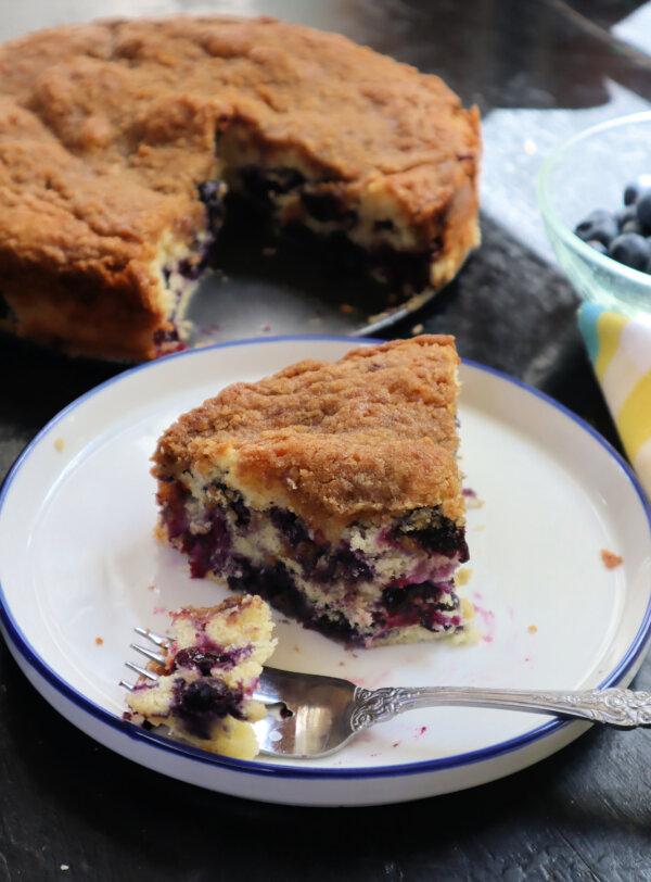 Blueberry Crumble Coffee Cake Is the Perfect Food to Stow for Vacation