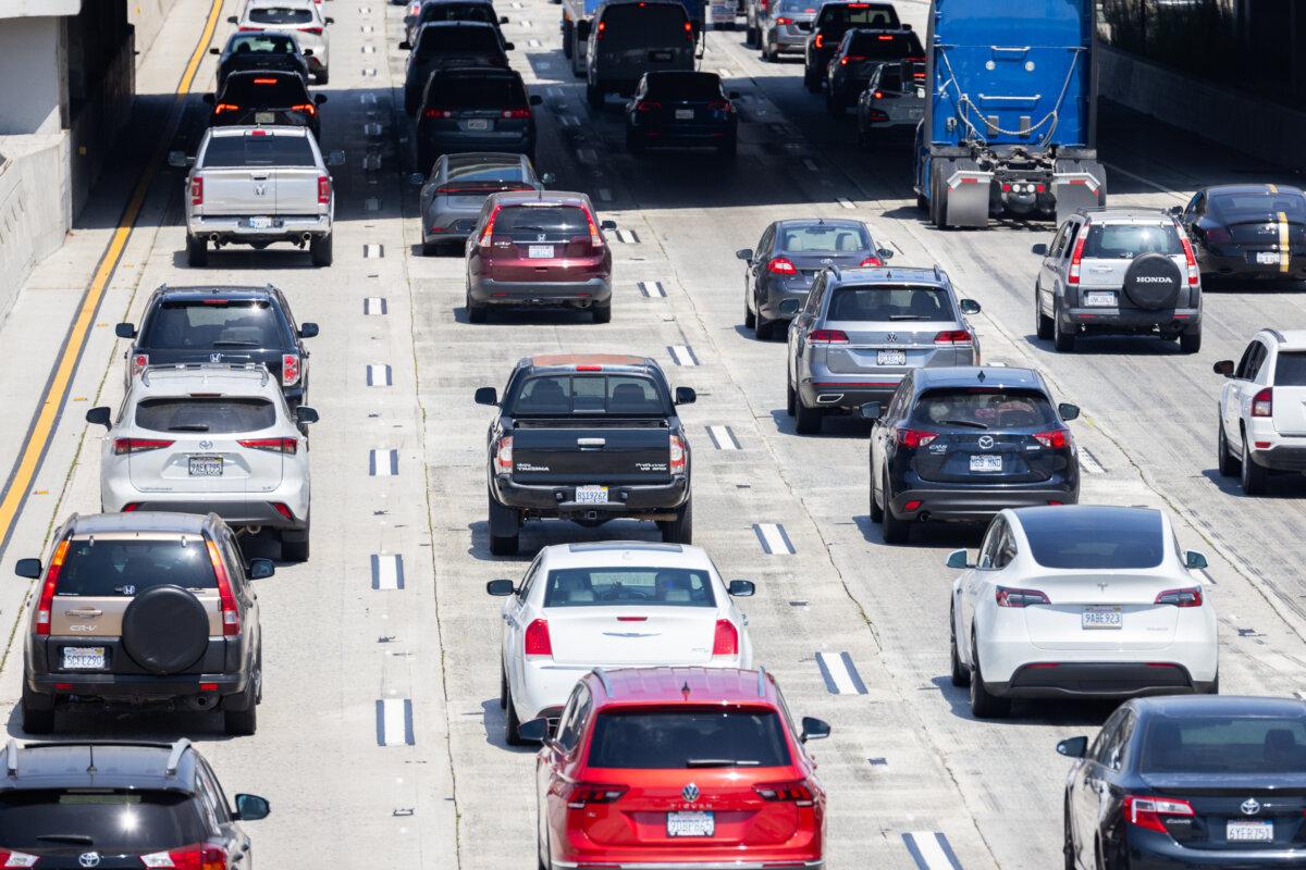 California Ponders Takeover of Oil Refineries as Facilities Shut Down | USNN World News Traffic in Los Angeles on Aug. 7, 2024. (John Fredricks/The Epoch Times)