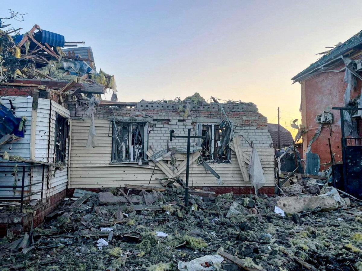 Russia–Ukraine War Takes New Shape as Surprise of Kursk Blitz Fades | USNN World News A damaged house following what local authorities called a Ukrainian military strike in the town of Sudzha in the Kursk Region, Russia, in this image released on Aug. 6, 2024. (Acting Governor of Kursk Region Alexei Smirnov via Telegram/Reuters)
