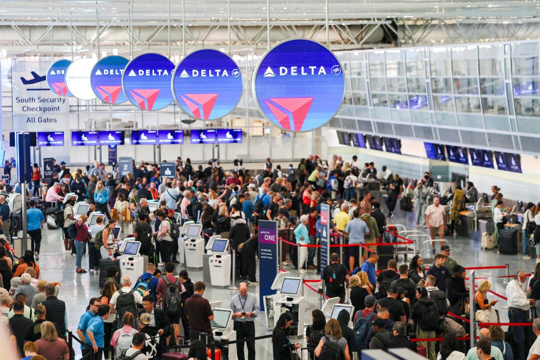 Winter Storm Disrupts Flights as 80 Million Americans Expected to Travel for Thanksgiving