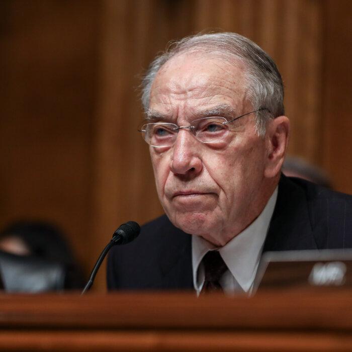 Sen. Grassley Asks FBI Director Wray to Leave Office