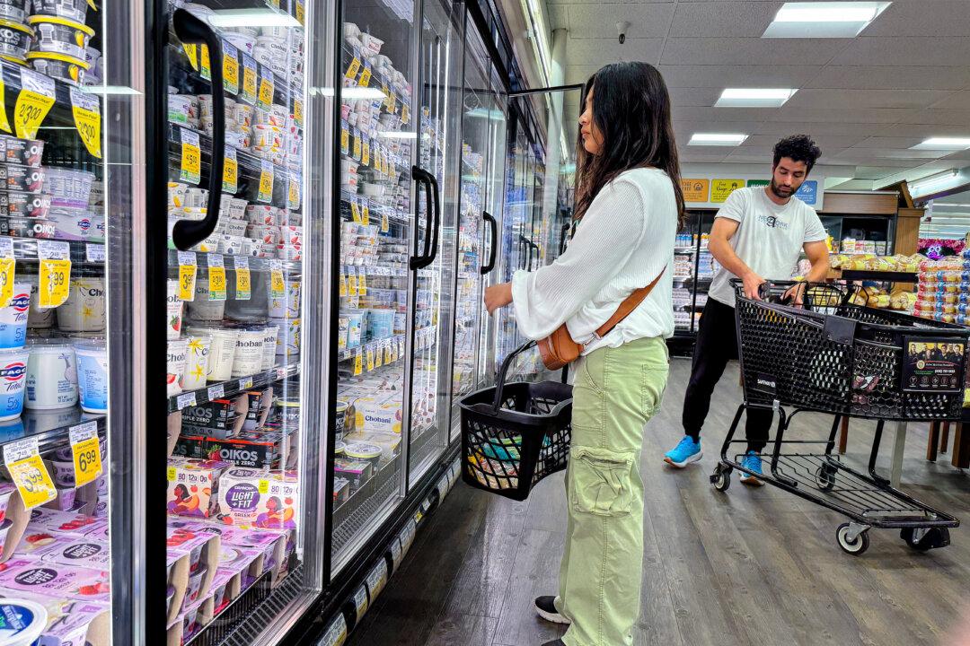 Consumer Confidence Slips as Inflation Expectations Surge to 16-Year High