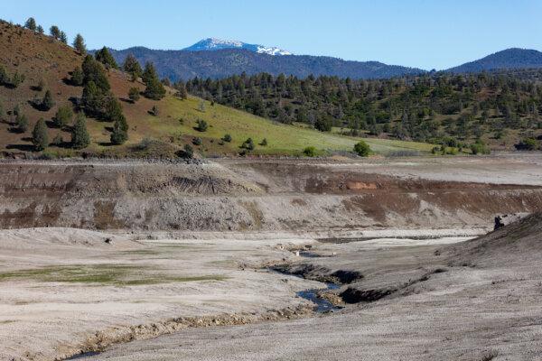 The free-flowing Klamath River meanders through the footprint of the Copco Lake reservoir on May 9, 2024. (John Fredricks/The Epoch Times)