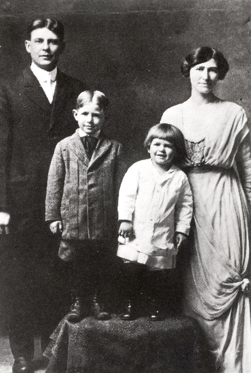 (L–R) Jack, Neil, Ronald, and Nelle Reagan pose for a portrait in 1915 in Galesburg, Ill. (Public Domain)