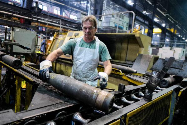 US Manufacturing Still Spinning Its Wheels, Fed Data Show