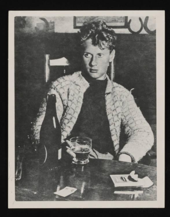 Dylan Thomas drinks beer in a Welsh pub. (<a href="https://commons.wikimedia.org/wiki/User:Vouliagmeni">Vouliagmeni</a>/<a href="https://creativecommons.org/licenses/by-sa/4.0/deed.en">CC BY-SA 4.0</a>)