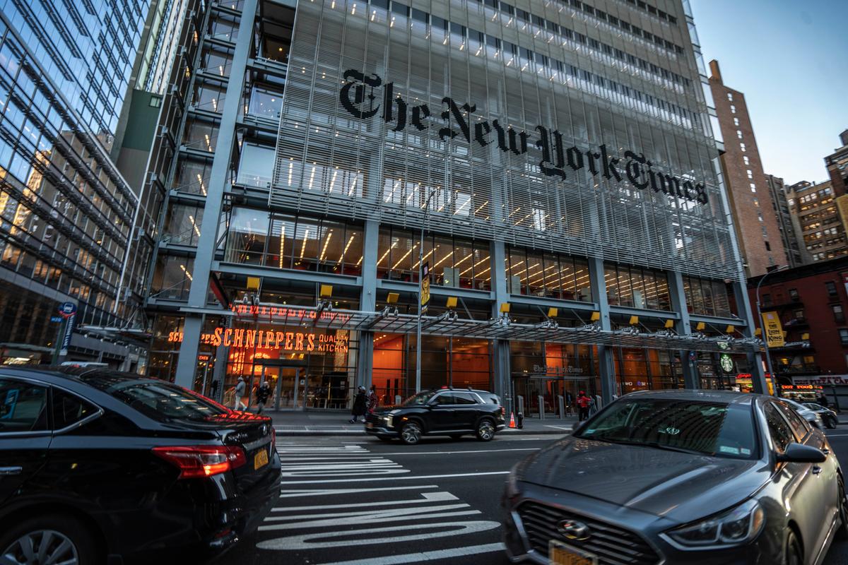Overseas Chinese Journalists Criticize New York Times Attack on Shen Yun