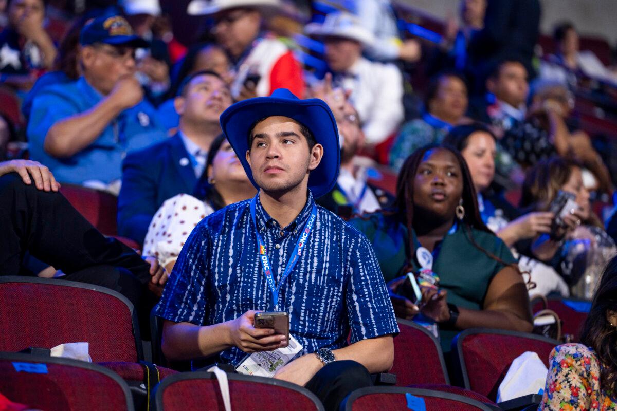 Delegates on the arena floor at the United Center on the first day of the Democratic National Convention in Chicago on Aug. 19, 2024. (Madalina Vasiliu/The Epoch Times)