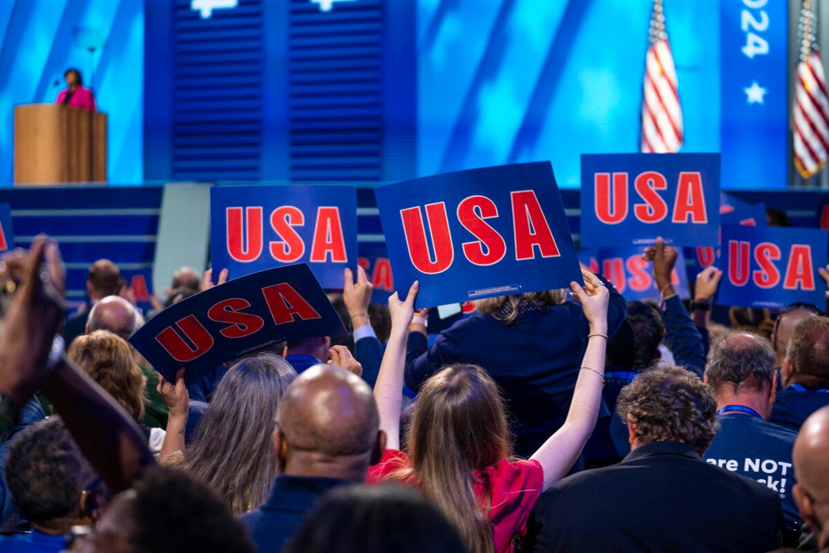 Delegates on the arena floor at the United Center on the first day of the Democratic National Convention in Chicago on Aug. 19, 2024. (Madalina Vasiliu/The Epoch Times)