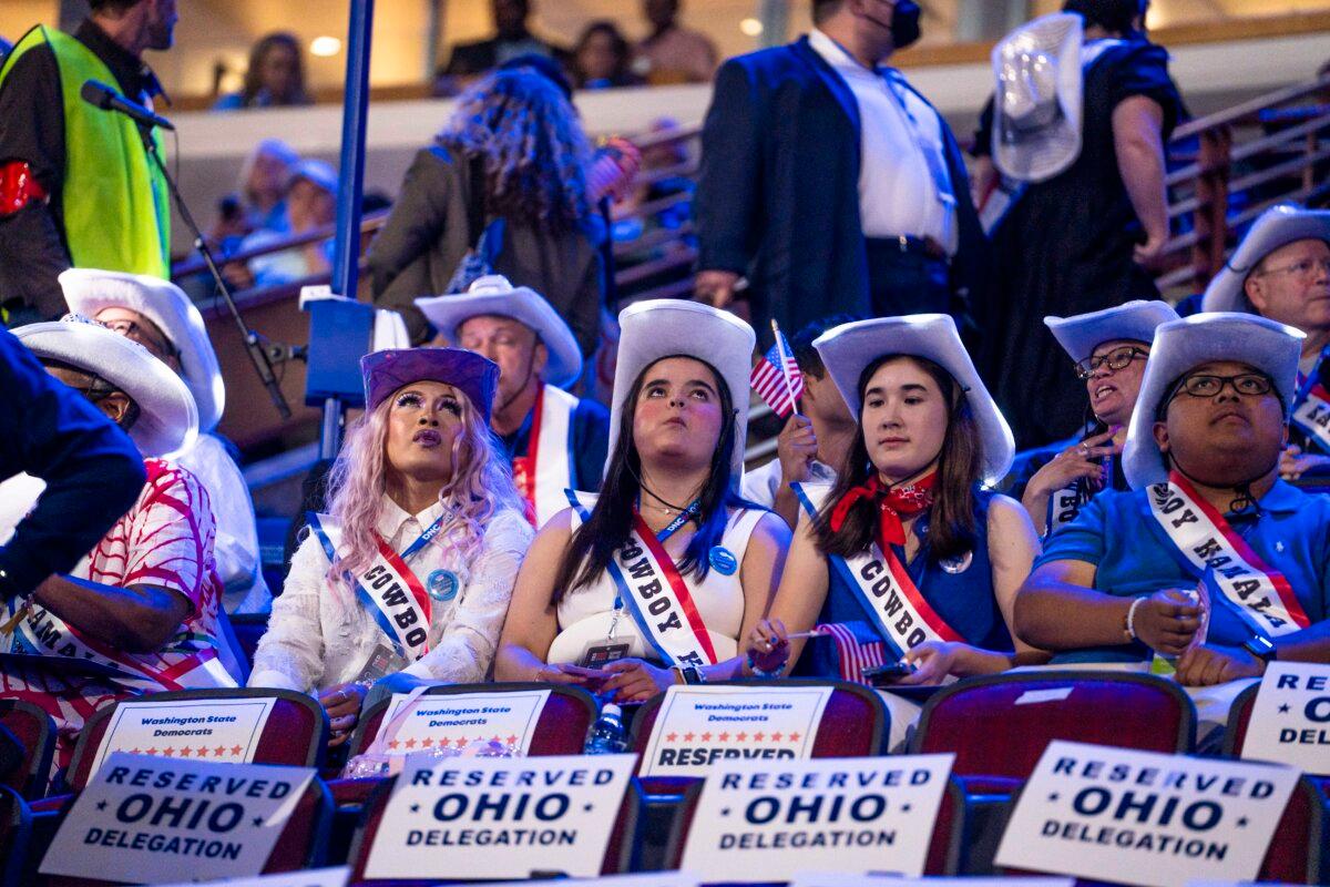 Delegates on the arena floor at the United Center on the first day of the Democratic National Convention in Chicago on Aug. 19, 2024. (Madalina Vasiliu/The Epoch Times)