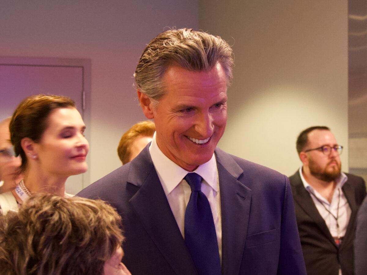 California Gov. Gavin Newsom greets supporters after arriving at the Democratic National Convention in Chicago, Illinois on Aug. 19, 2024. (Travis Gillmore/The Epoch Times)