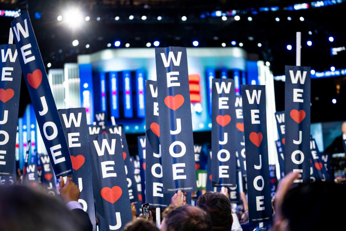 Delegates hold We love Joe signs at the United Center on the first day of the Democratic National Convention in Chicago on Aug. 19, 2024. (Madalina Vasiliu/The Epoch Times)
