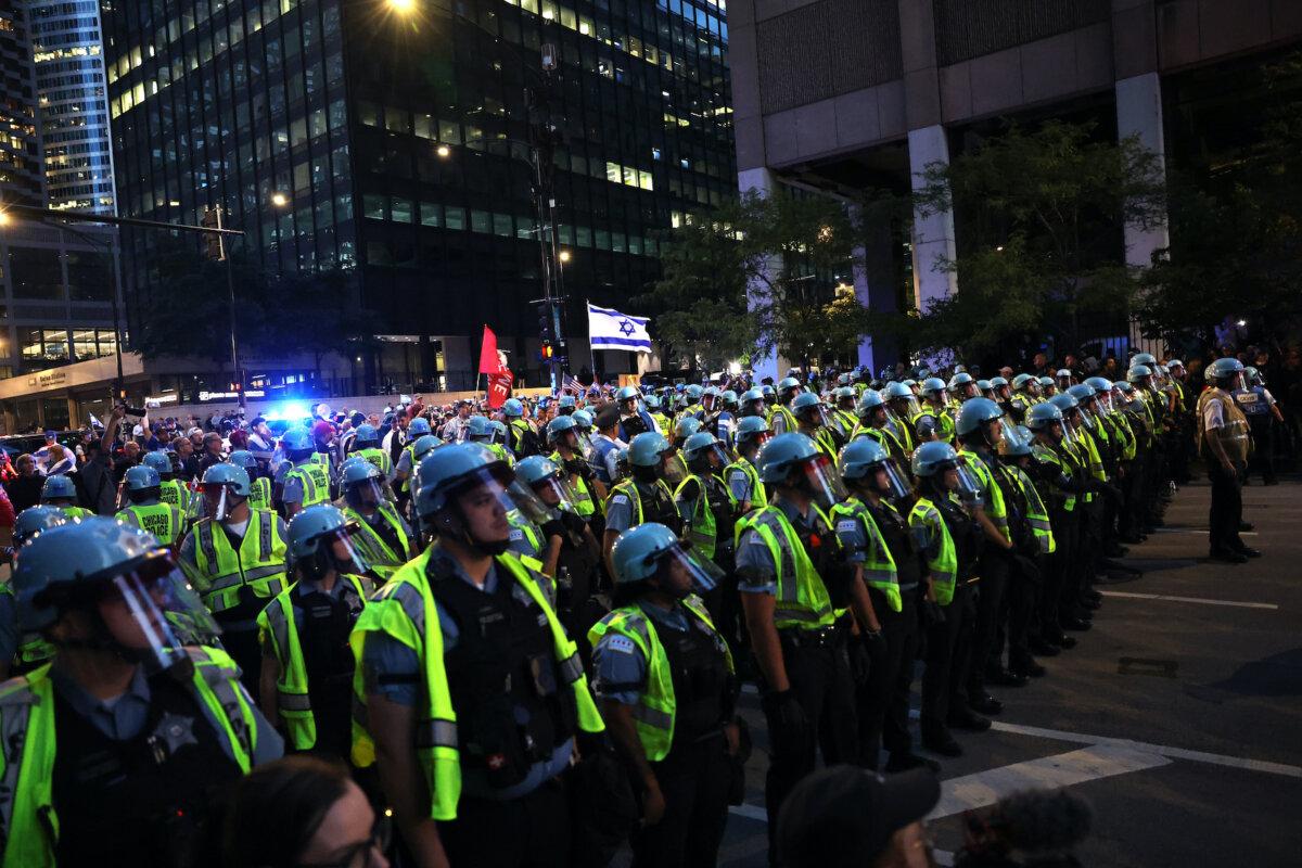 Police line up amid a protest at the Israeli consulate during the Democratic National Convention in Chicago, Ill., on Aug. 20, 2024. (Scott Olson/Getty Images)