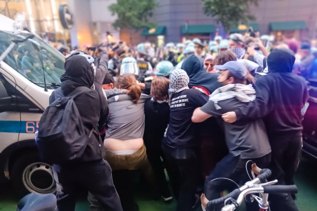 DNC Protests in Chicago Turn Violent Outside Israeli Consulate