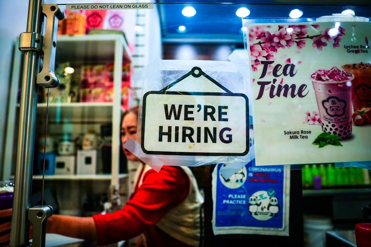 Unemployment Claims Drop Below 200,000 as Layoffs Stay Low thumbnail