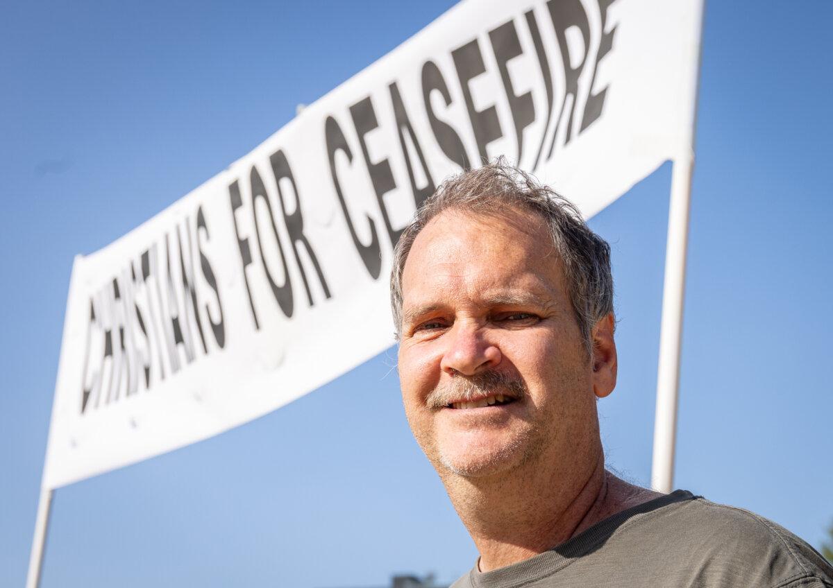 David Hovde protest's for the state of Palestine in Chicago, Ill., on Aug. 21, 2024. (John Fredricks/The Epoch Times)