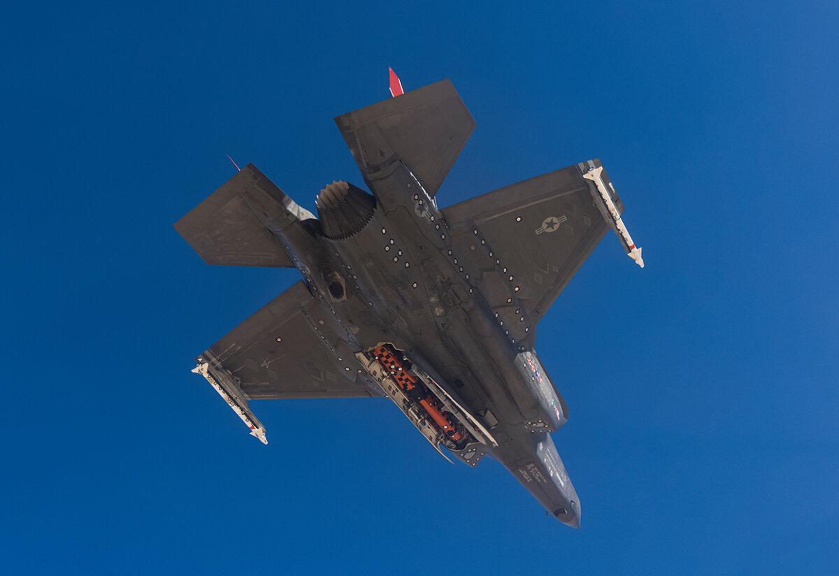 Test fire of a development Joint Strike Missile on the US Air Forces F-35 Joint Strike Fighter. (Courtesy of Kongsberg Defence Australia and the Australian Department of Defence.)
