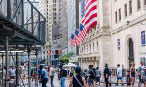 Job Market Shows Mixed Signals as Layoffs Remain Low, Rehiring Slows