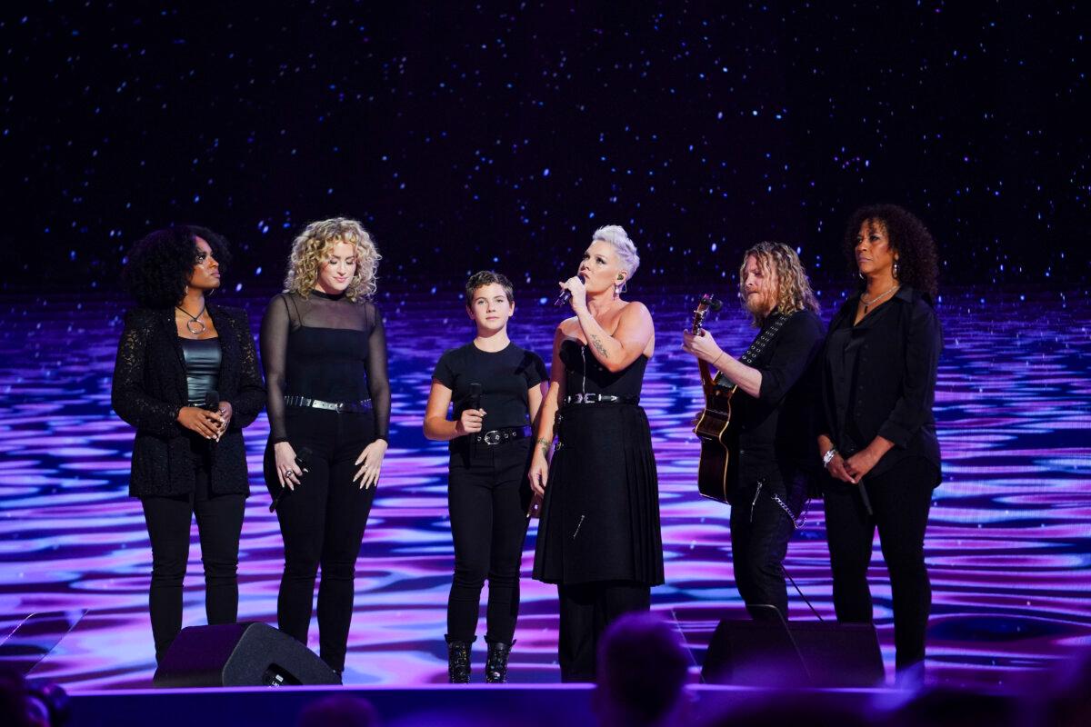 Pink performs during the last day of the Democratic National Convention in Chicago on Aug. 22, 2024. (Madalina Vasiliu/The Epoch Times)
