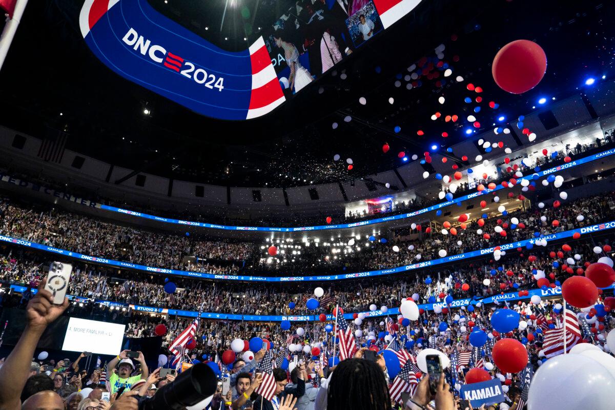 Balloons drop during the last day of the Democratic National Convention in Chicago on Aug. 22, 2024. (Madalina Vasiliu/The Epoch Times)