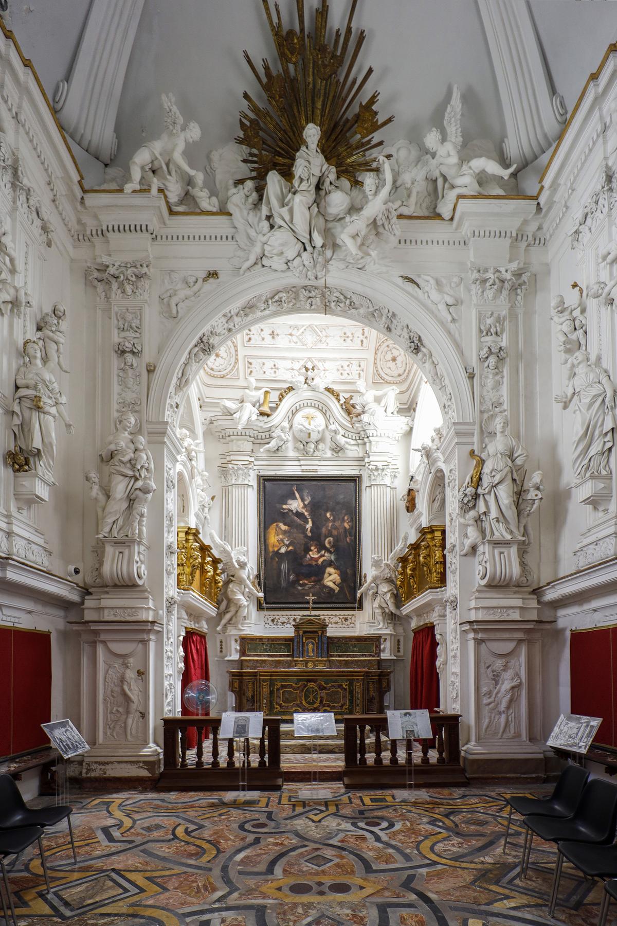 Oratory of San Lorenzo interior with a digital reproduction of the stolen Caravaggio painting above the altar. (<a href="https://commons.wikimedia.org/wiki/File:Oratorio_di_San_Lorenzo,_Palermo,_decorazione_della_cappella_dell%27altare_-FG02.jpg" target="_blank" rel="nofollow noopener">Fabrizio Garrisi</a>/<a href="Oratory of San Lorenzo" target="_blank" rel="nofollow noopener">CC BY-SA 4.0</a>)